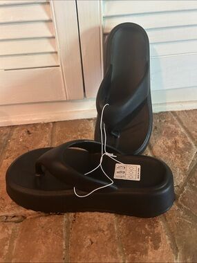 NWT black, thick sole beach slippers.